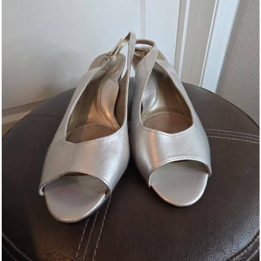 Soft Style Hush Puppies Metallic Silver Peep Toe Slingback Kitten Heels 11W